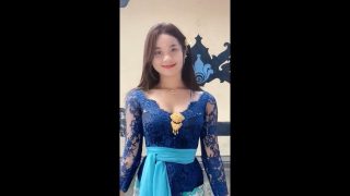 Kebaya Biru Begitu Menggoda